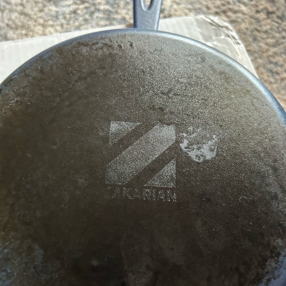 ZAKARIAN Blue Cast Iron Skillet WITH LID - Picture 3 of 8